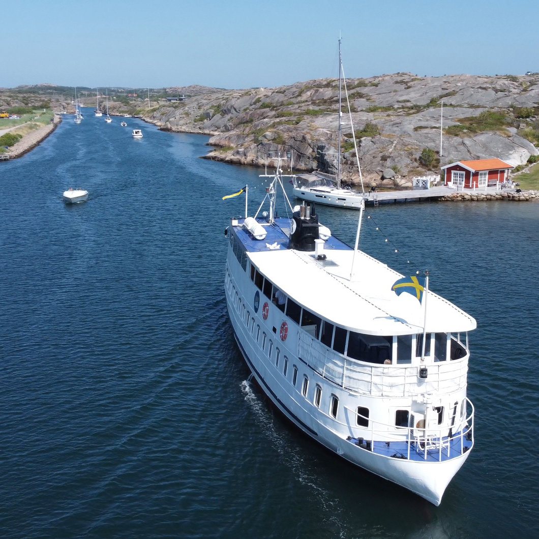 M/S Eriksberg på väg genom Sotenkanalen med sjöbodar och klippor